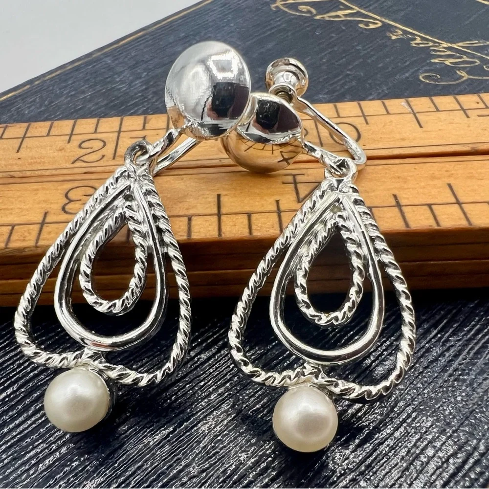 Vintage brooch & clip on earrings set silver tone leafy clover faux pearl